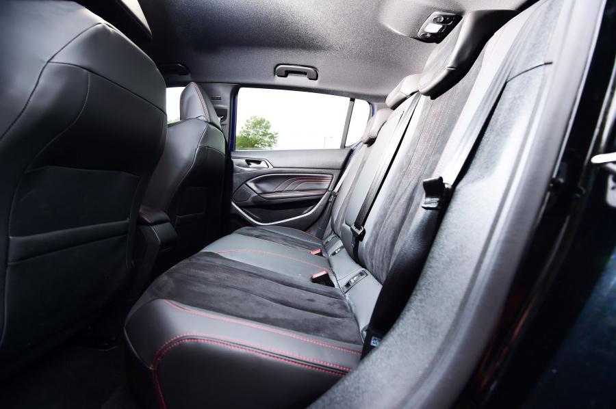 Интерьер Peugeot 308 GTi 2017 года  (UK) (фото 8 из 13)